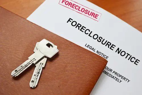 A,Foreclosure,Notice,And,House,Keys,On,A,Table,With